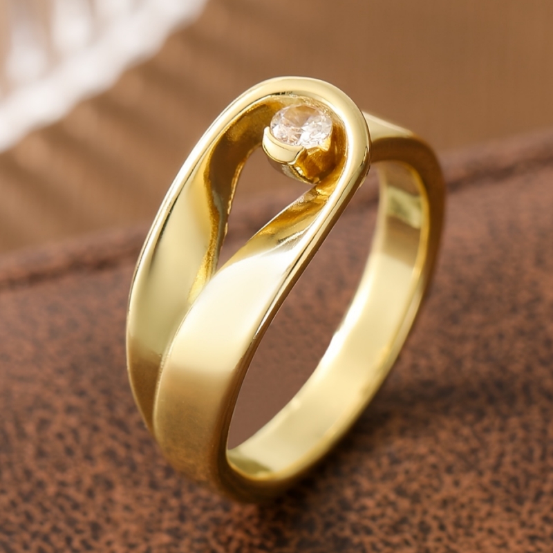 Unique Design Golden Twisted Rings with Single Zirconia